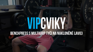 BENCHPRESS S MULTIGRIP TYČÍ NA NAKLONĚNÉ LAVICI